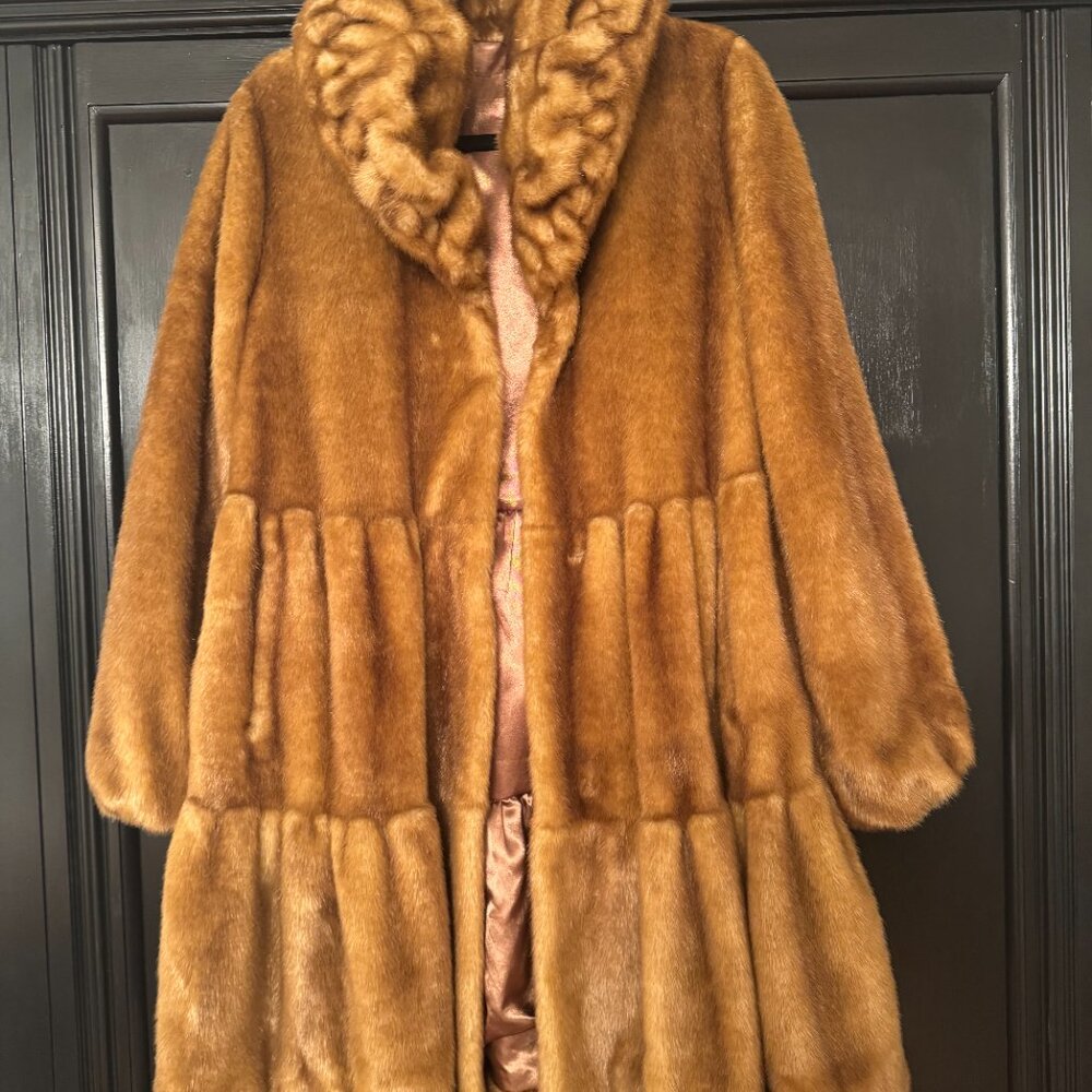 Stunning statement coat, swing style, silk lining, elegant collar